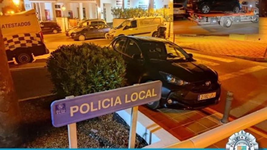 El vehículo estacionado junto a la comisaría de Policía Local de Sant Josep