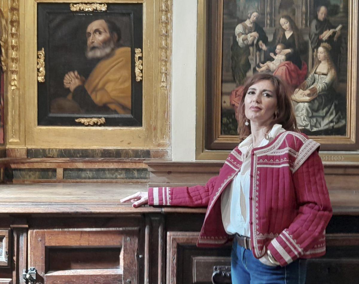 María Zarló posa ante el cuadro «La Virgen de la Mosca» en la Colegiata de Toro. | C. T.