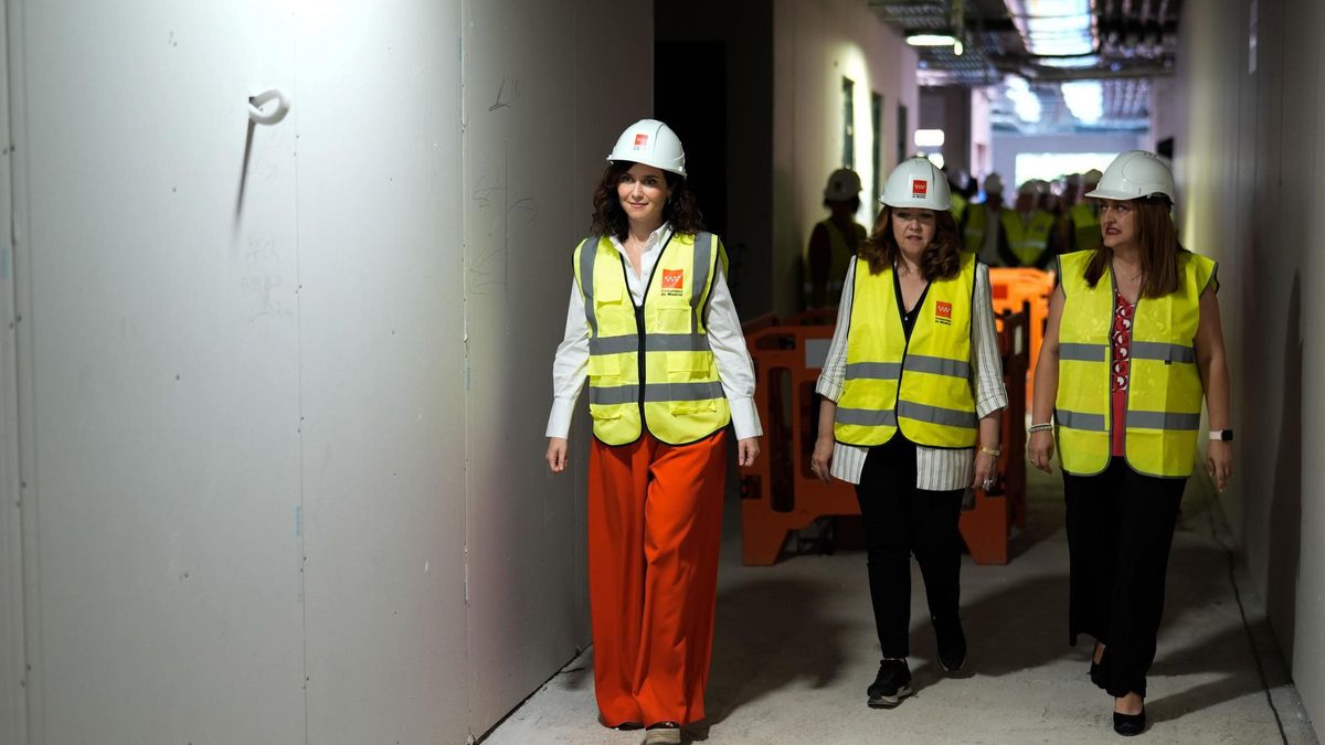 La presidenta de la Comunidad de Madrid, Isabel Díaz Ayuso, visita las obras de la futura unidad de protonterpaia del Hospital de Fuenlabrada.