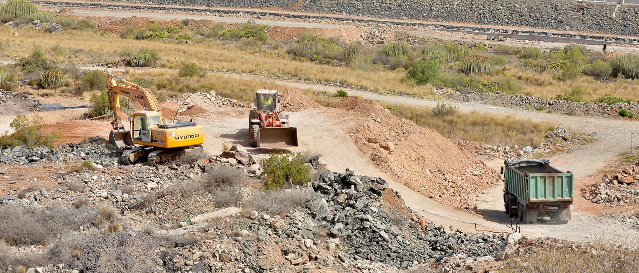 Obras para la canalización de la parcela de ElVeril destinada al Siam Park, en julio de 2018