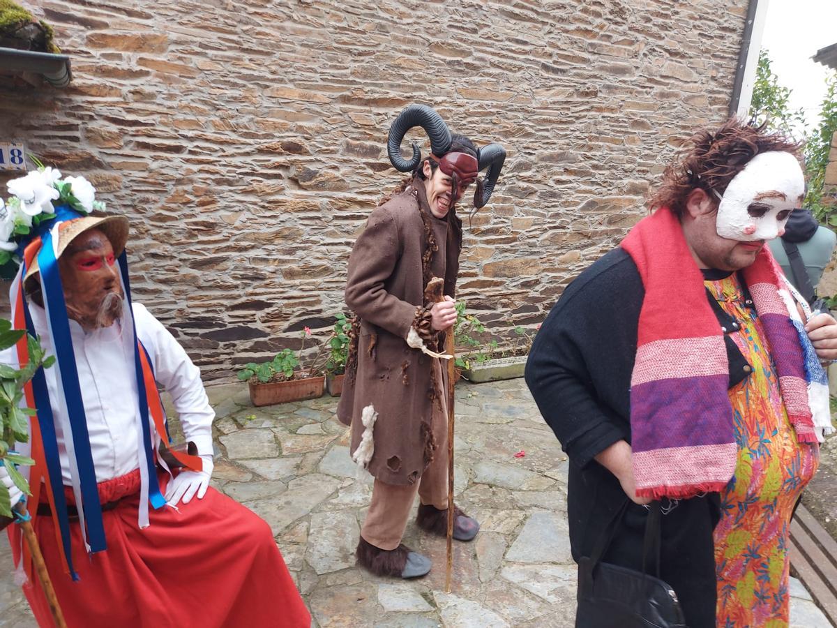 En imágenes: los guilandeiros recorren las calles de Villatresmil, en Tineo