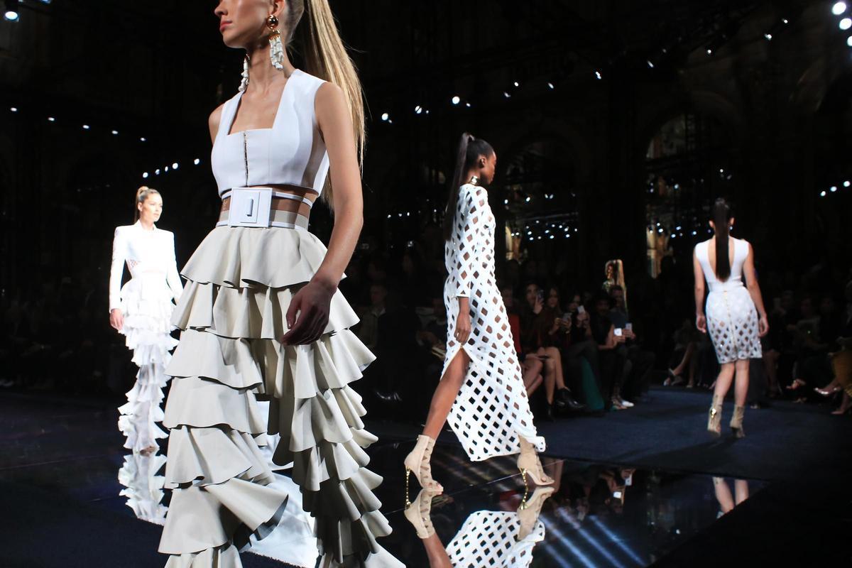 PFW: Balmain Primavera/ Verano 2016, vestidos blancos