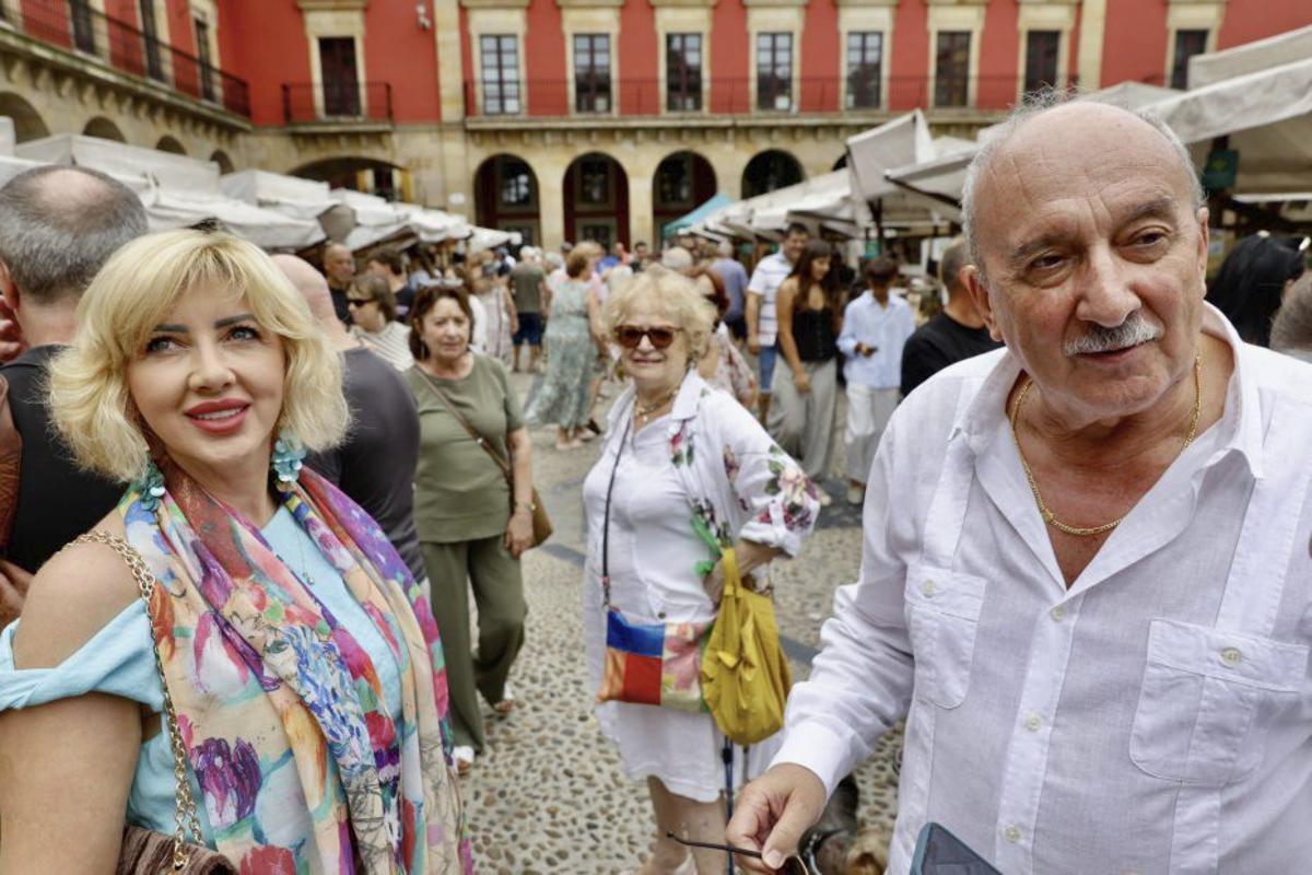 Por la izquierda, Pilar Vázquez, Vanessa Gil, Víctor Cerrato y Juanma Peralo dicen adiós a las fiestas desde una terraza de la plaza del Marqués.  | MARCOS LEÓN