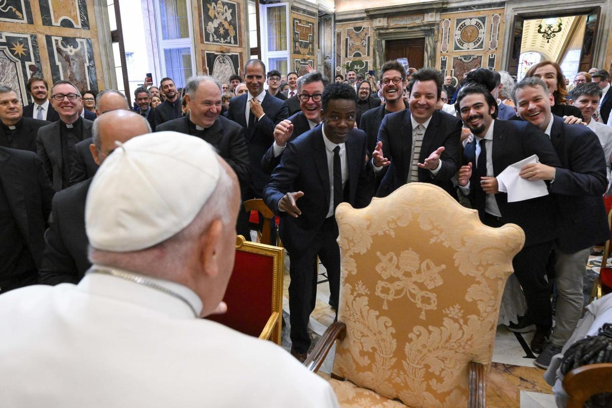Stephen Colbert, Chris Rock y Jimmy Fallon, entre otros, ante el papa Francisco. 14 junio 2024. Vatican Media