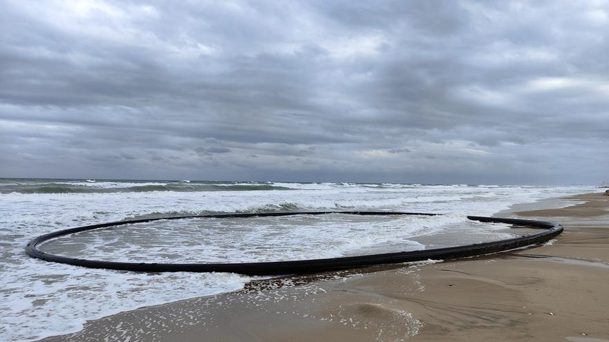 El temporal marítimo arrastra hasta El Saler los restos de una piscifactoría