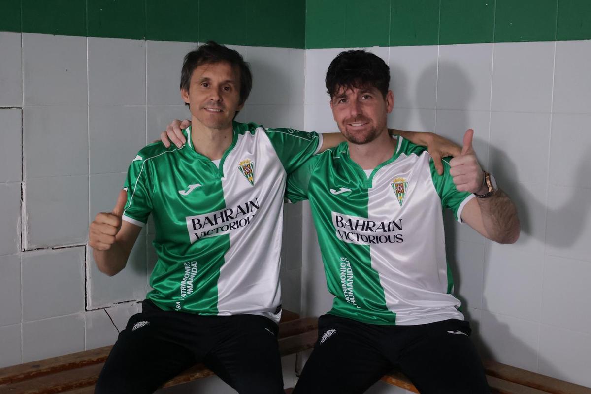 Asen y Javi Flores, con la camiseta retro del ascenso a Segunda del 2007.