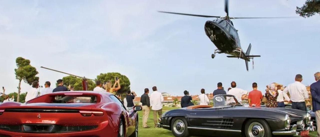 Vehículos participantes en el AutoBello celebrado en verano en el Club de Golf Terramar, en Sitges (Barcelona); preludio de lo que puede suceder el sábado en el Club de Golf La Toja (O Grove). |   //  AUTOBELLO