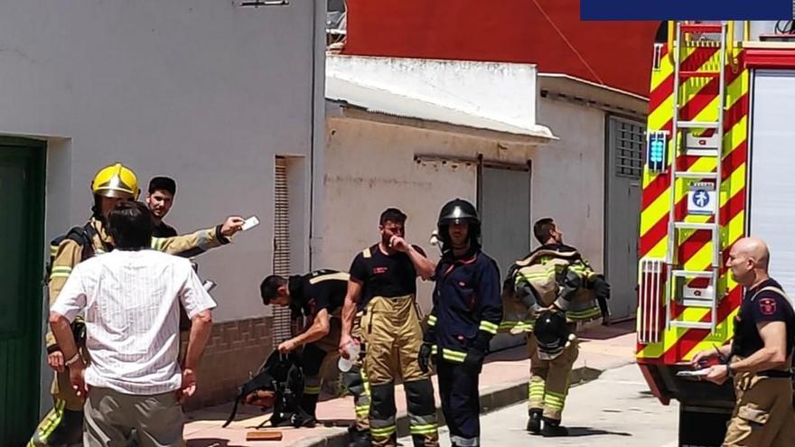 Tres heridos en el incendio originado en el patio de una casa en Sucina