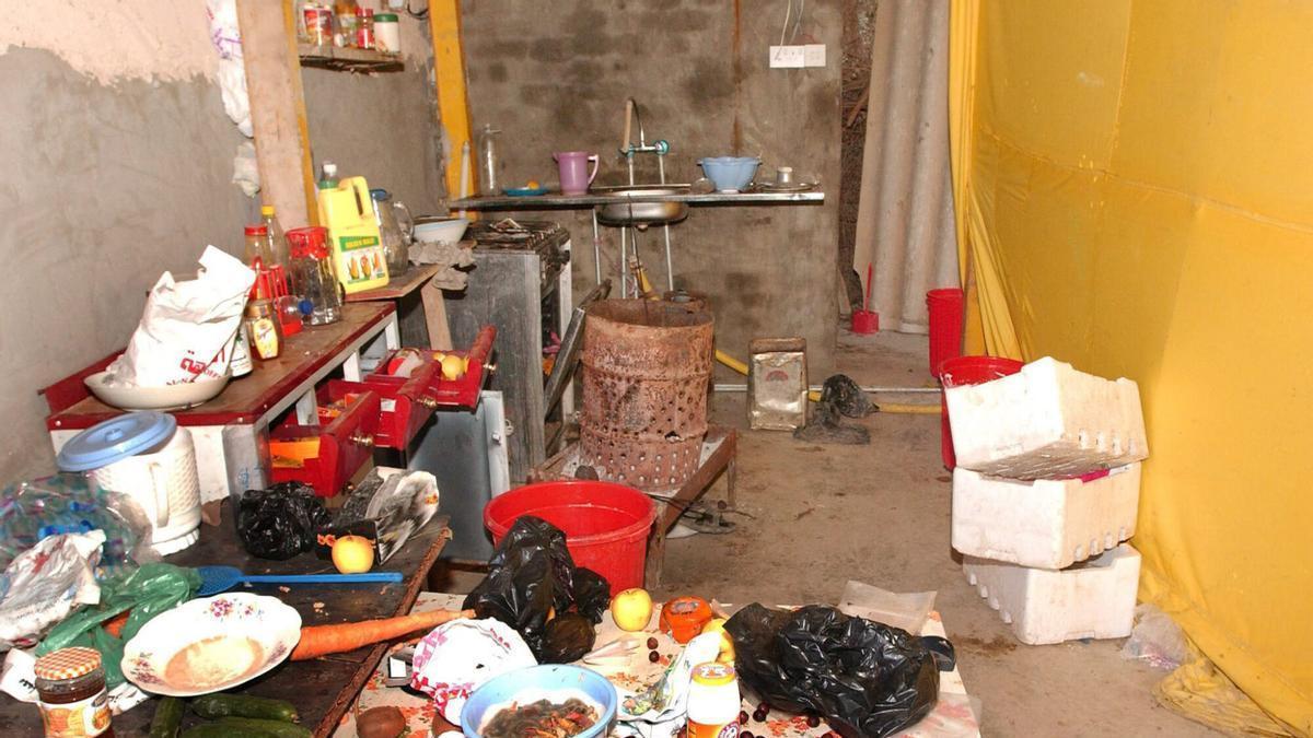 La cocina de la granja donde se escondía el exlíder iraquí Saddam Hussein, en Ad Dawr (Irak), el domingo 21 de diciembre de 2003.