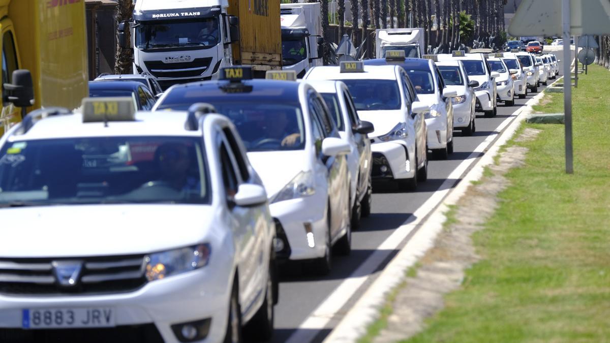 Los taxistas protestan por el día de libranza con sus vehículos.