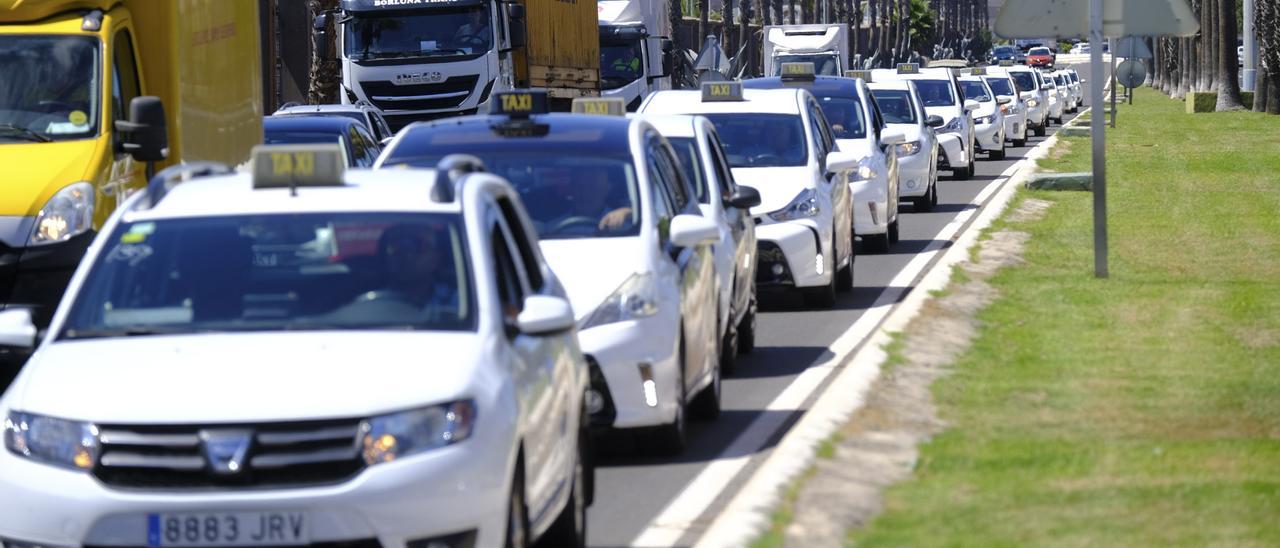 Los taxistas de Las Palmas de Gran Canaria protestan en contra de los días libres