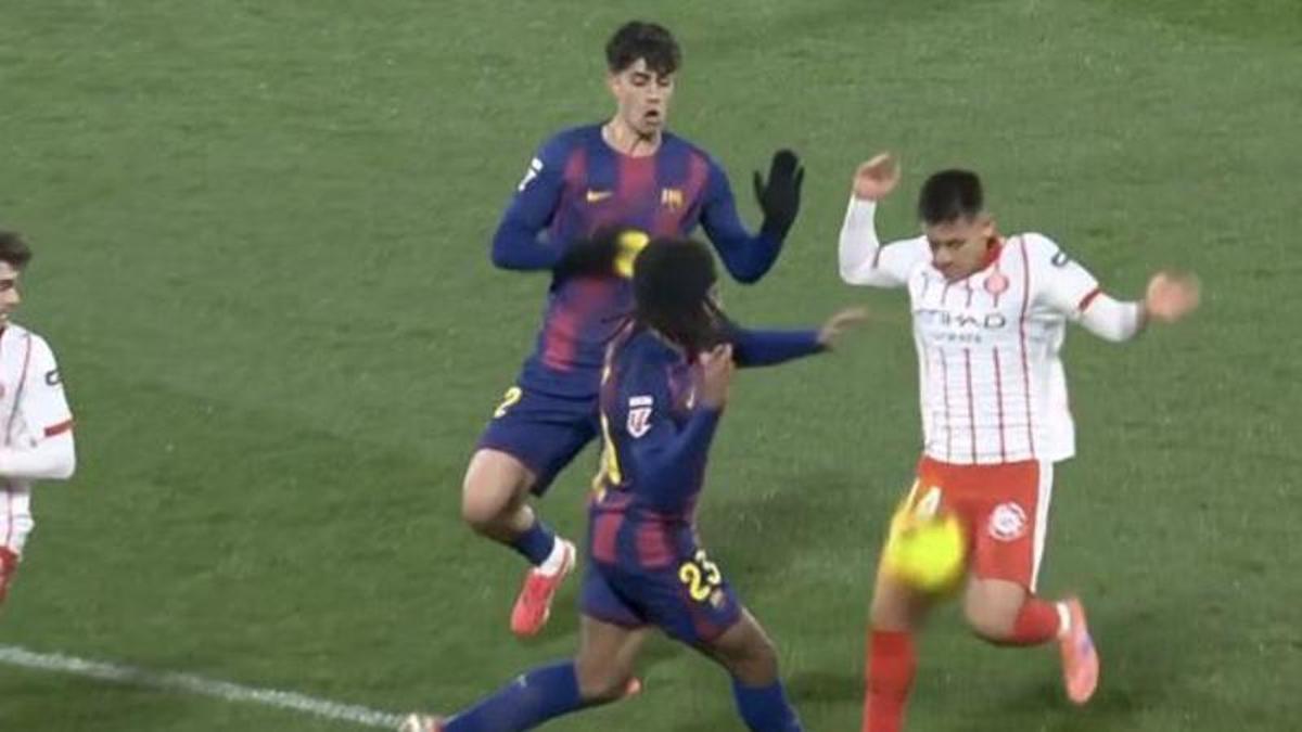 Escándalo: El VAR dio gol del Girona tras una falta clara sobre Koundé