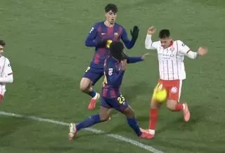 Escándalo: El VAR dio gol del Girona tras una falta clara sobre Koundé