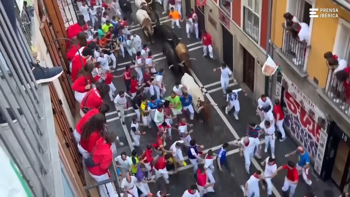 Así ha sido el penúltimo encierro de San Fermín: rápido y peligroso, con cuatro heridos por asta