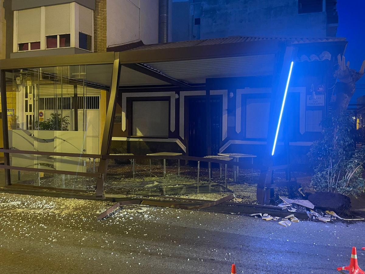 Терраса, на которую врезался автомобиль и где виден светодиодный индикатор.