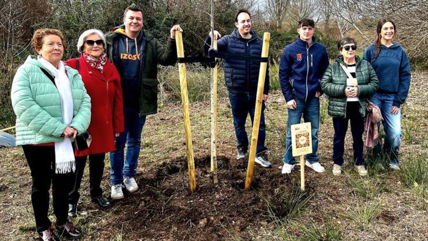 Los vecinos de Rueda de Jalón plantan un nogal por el Día  de los Humedales
