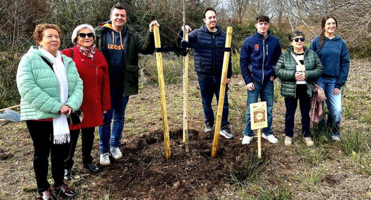 Los quintos de 2026, 2001 y 1956 plantaron un nogal.