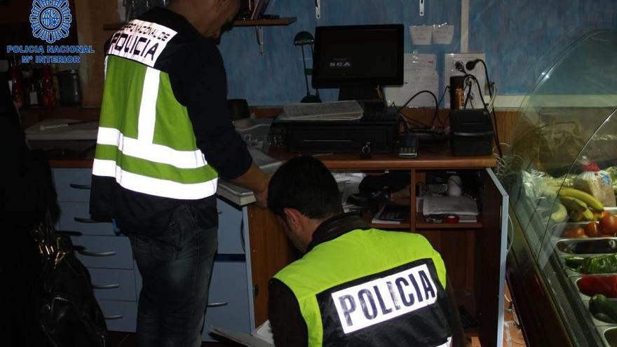 Dos agentes inspeccionan uno de los locales.