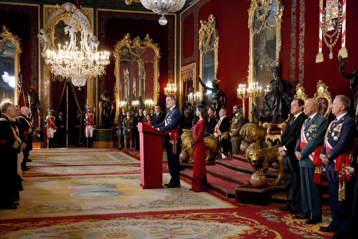 MADRID, 06/01/2023.- El rey Felipe VI (c) pronuncia un discurso en presencia de la reina Letizia, durante la celebración de la Pascua Militar este viernes en el Palacio Real de Madrid. EFE/ J.J. Guillén POOL