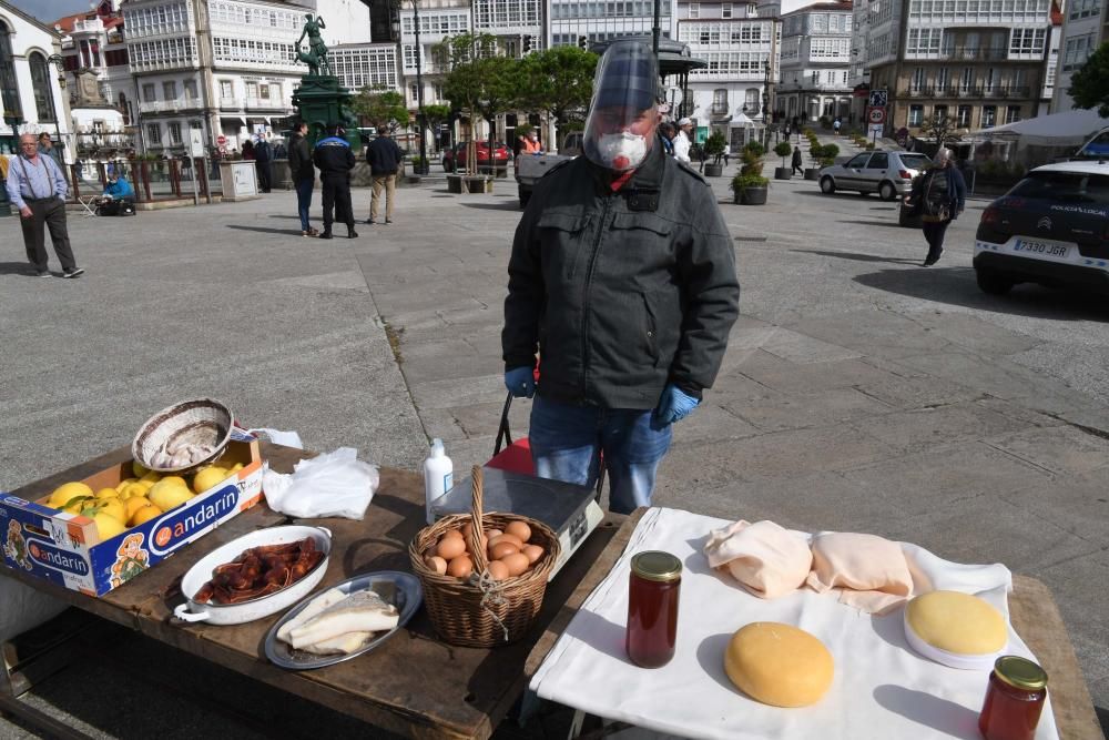 Una docena de vendedores de productos agroalimentarios de toda la comarca coruñesa acudieron a la plaza Irmáns García Naveira de Betanzos en el primer mercado semanal desde el inicio del confinamiento