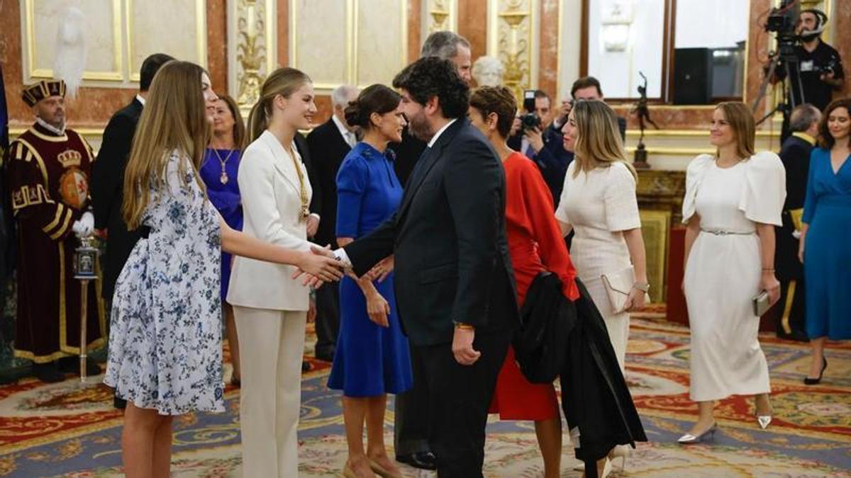 Fernando López Miras saluda a la princesa Leonor y a la infanta Sofía en el Palacio Real.