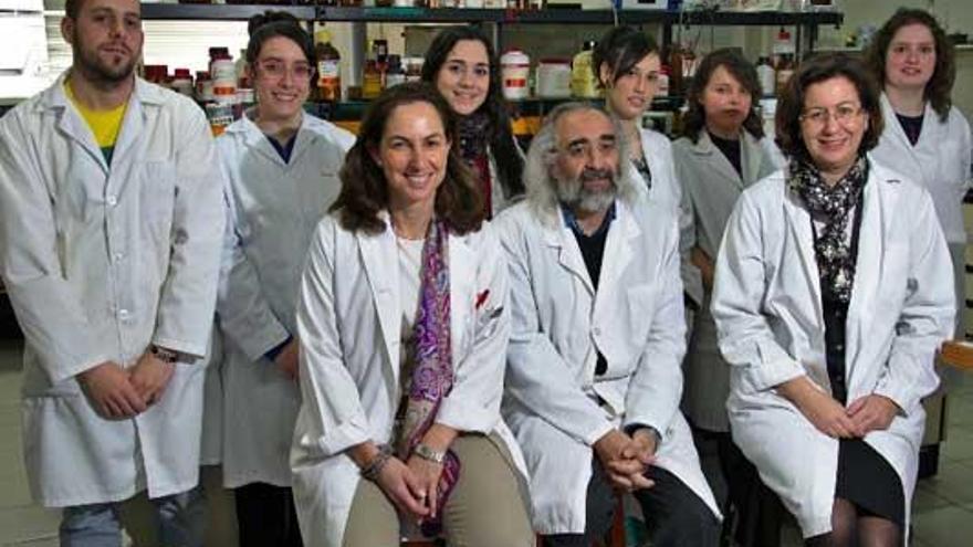 Parte del equipo del profesor Costa. De izquierda a derecha, Daniel Martín, Isabel Álvarez, María Teresa Fernández Abedul, Raquel García, Agustín Costa, Lucía Blanco, Estefanía Núñez, Carmen Blanco y Estefanía Costa.