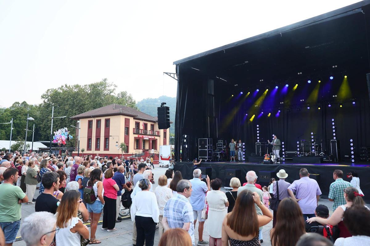 Así fue el pregón de las fiestas de Pola de Laviana, con Adrián Barbón, presidente del Principado Así fue el pregón de las fiestas de Pola de Laviana, con Adrián Barbón, presidente del Principado