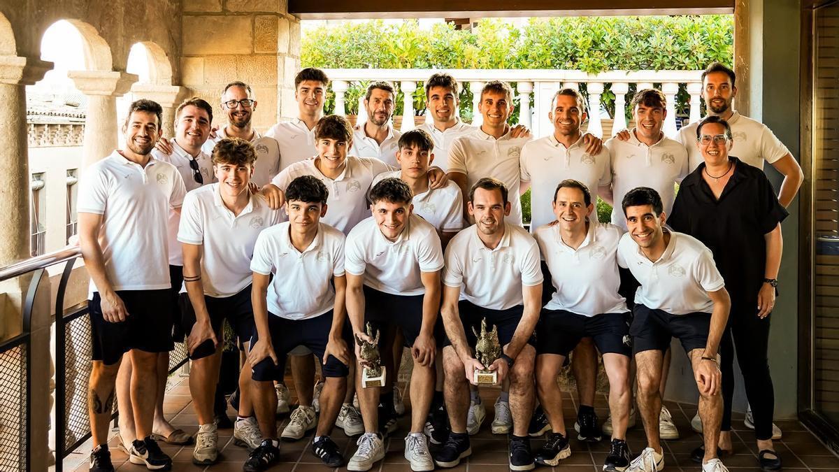 Els representants del club Futbol Sala Solsona a l'Ajuntament amb l'alcaldessa