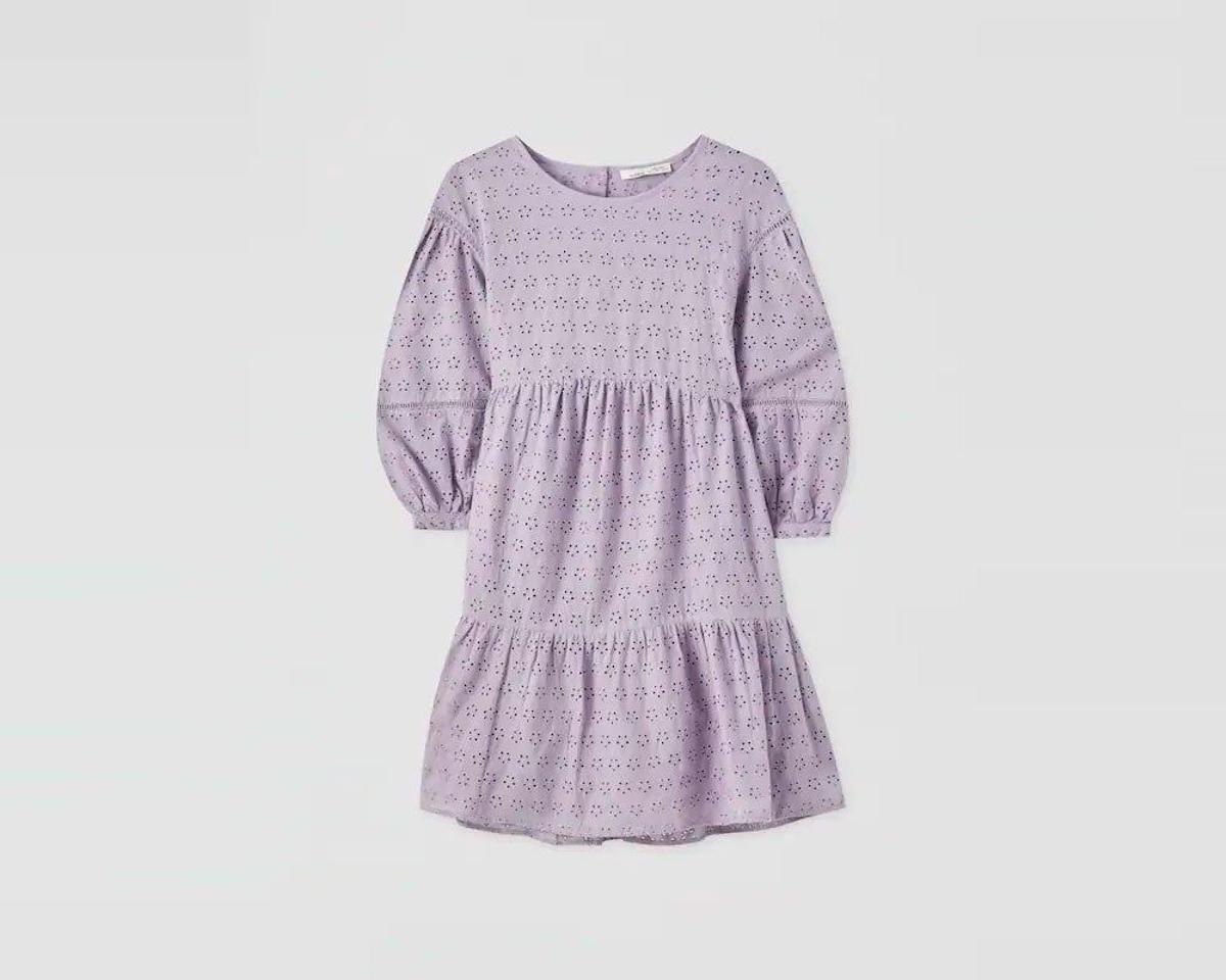 Vestido violeta de Pull&amp;Bear. (Precio: 25,99 euros)