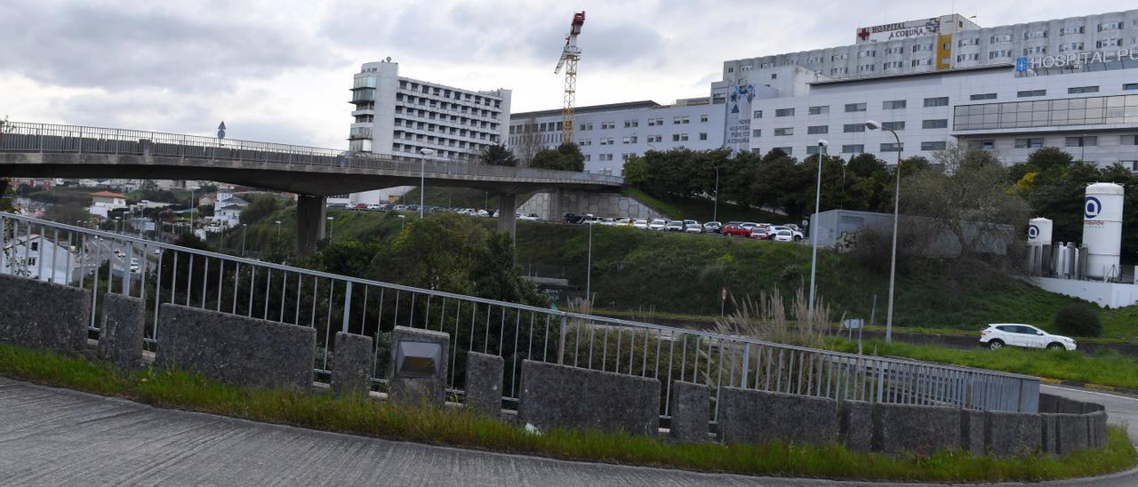 Pasarela y viales de acceso al hospital de A Coruña.