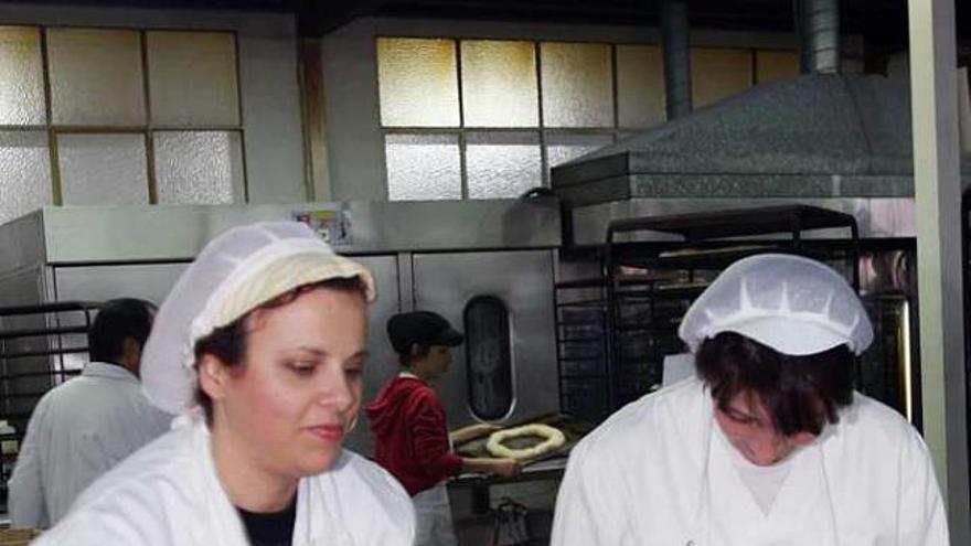 Con mucha dedicación los pasteleros preparan sin descanso los típicos roscones que está noche depararán alguna que otra sorpresa