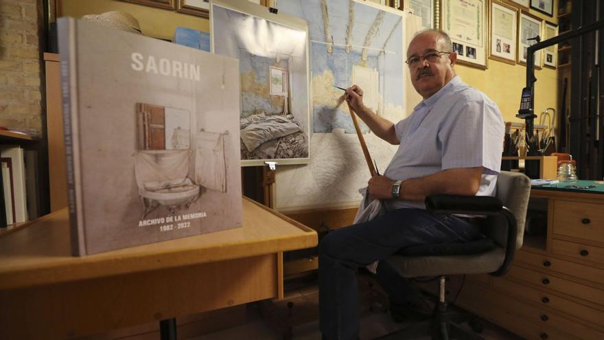 Jesús Lozano, Saorin, con uno de sus últimos trabajos junto al libro recopilatorio de su trayectoria.  | ANTONIO AMORÓS