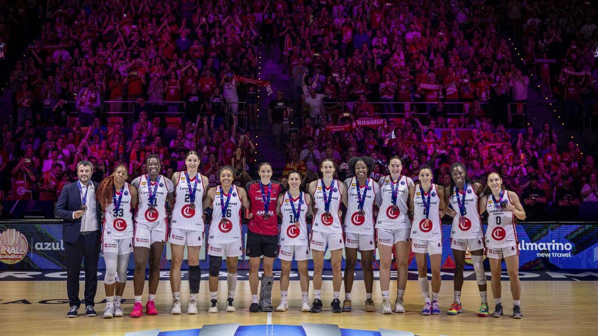 Las jugadoras del Casademont Zaragoza posan con la medalla de bronce tras la victoria ante el Girona.