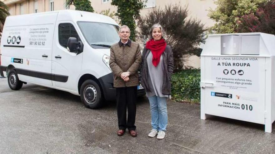 María García y Eduardo Aceña, ayer, con los contenedores de reciclaje de ropa.