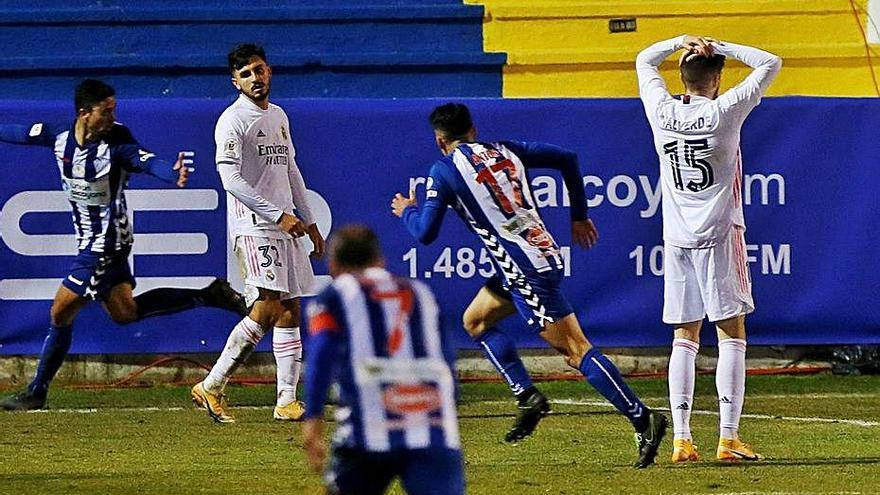 Els jugadors de l&#039;Alcoià celebren el gol de la victòria.