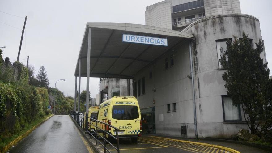Ambulancias en la entrada del Hospital Montecelo de Pontevedra.