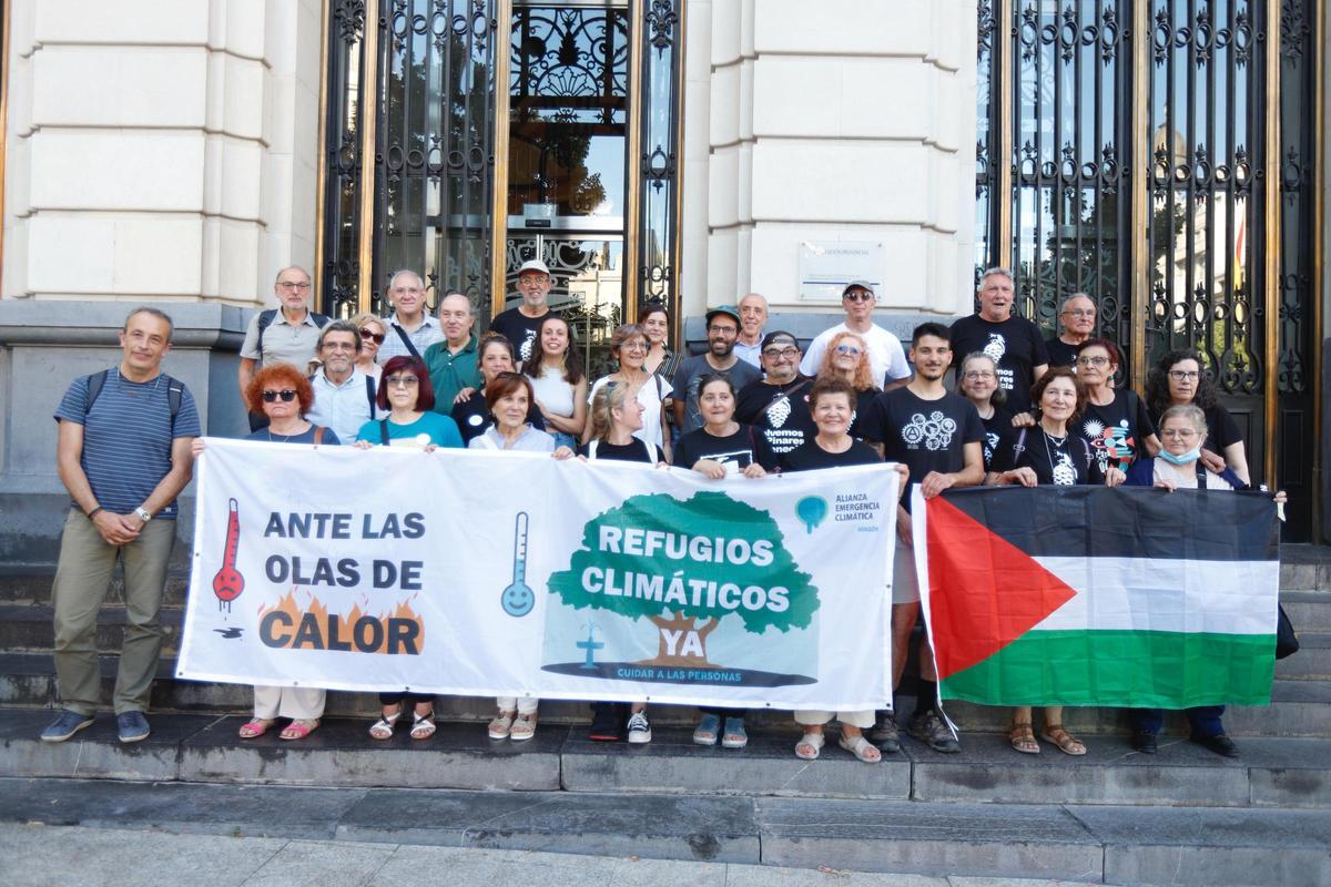 La plataforma Zaragoza no se vende, este jueves en la plaza España por el día del Medio Ambiente.