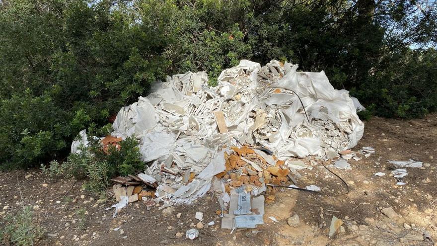 Uno de los dos montones con escombros cerca de la carretera a Cala Vedella.