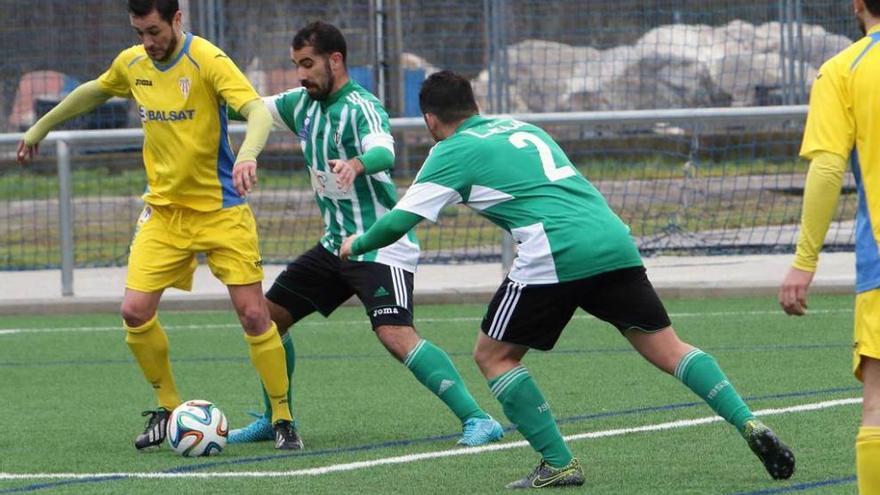 Omar controla el balón en el Lenense Proinastur-L&#039;Entregu.