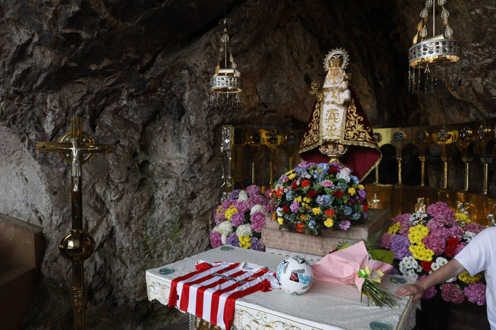 EN IMÁGENES: Visita del Sporting a La Santina en Covadonga