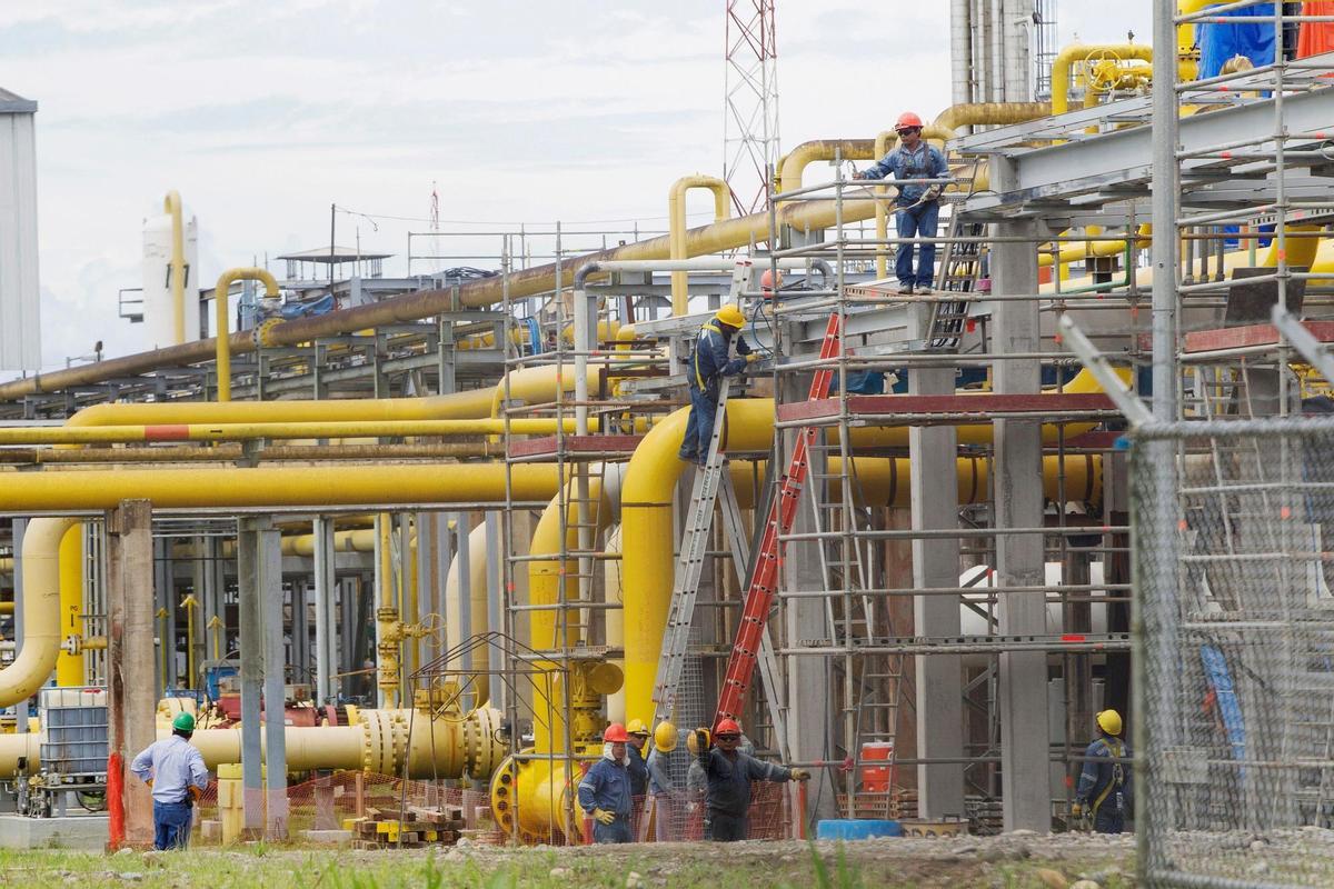 Trabajadores en una planta de gas natural.