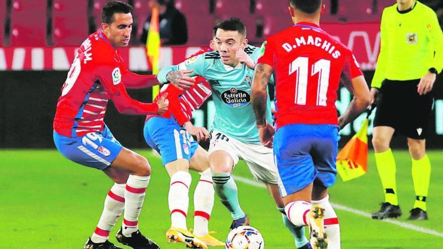 Aspas trata de escapar del marcaje de varios jugadores del Granada. |  // EFE