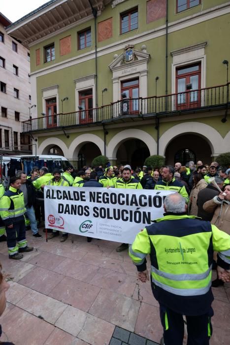 Protesta de trabajadores del Ayuntamiento de Langreo