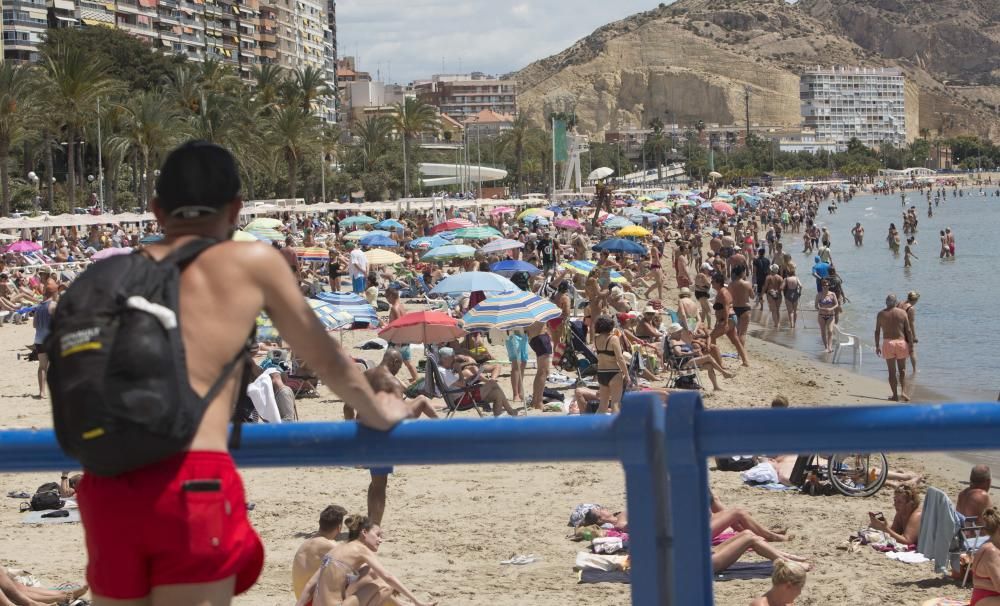 La playa del Postiguet, llena por las altas temperaturas