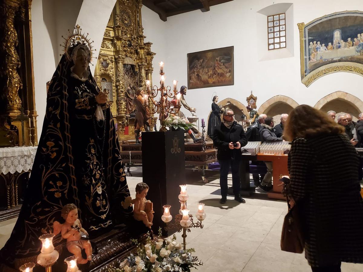GALERÍA | Besamanos a la Virgen de la Soledad de Toro en la iglesia de Santa Catalina