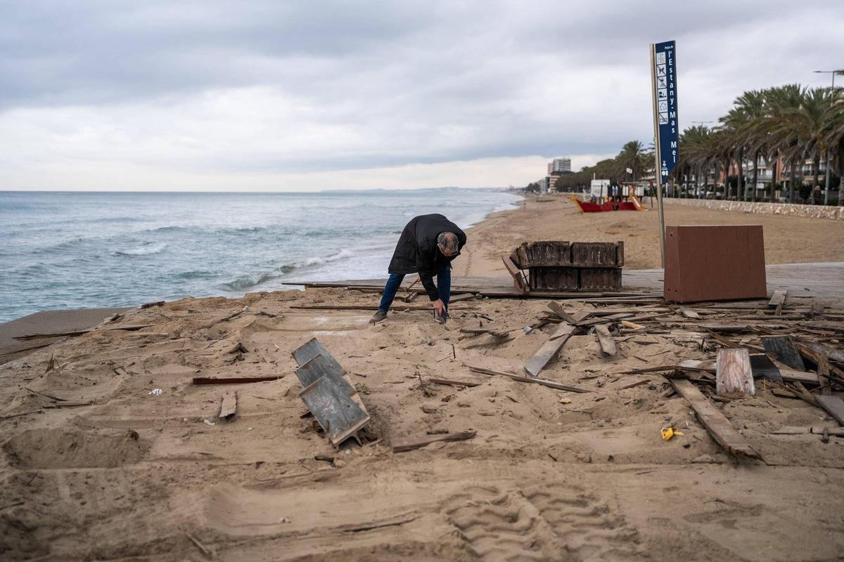 Calafell desmonta parte de su paseo marítimo para devolver espacio tomado a la playa