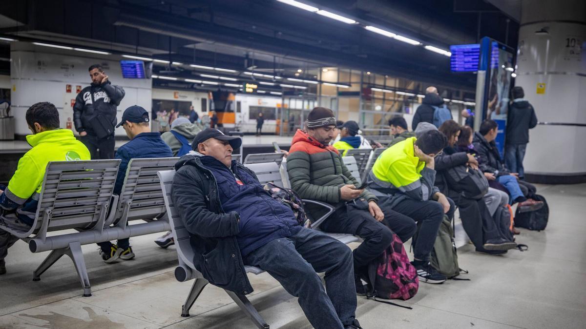 Imagen de varios pasajeros en la estación de Barcelona Sants durante el primer día de la huelga de maquinistas de Renfe.