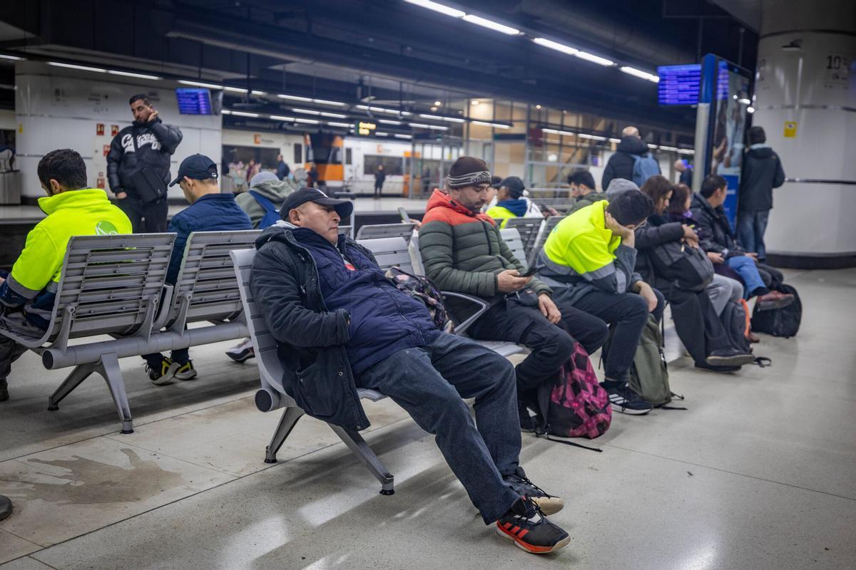 Barcelona 09/02/2026 Sociedad. Pasajeros afectados por la huelga en la Estación de Sants. AUTOR: JORDI OTIX