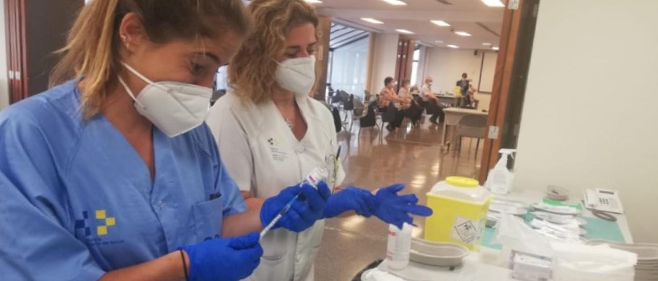 Dos sanitarias preparan las vacunas en el Hospital Universitario de Gran Canaria Doctor Juan Negrín.