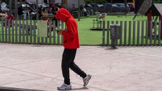 Deberes y pantallas apartan a niños y adolescentes de los parques y jardines: solo un 11% los pisa a diario